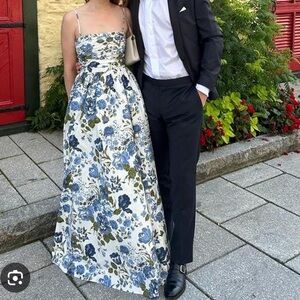 NWT reformation kastoria dress Luca blue floral white size 8 right strap flaw